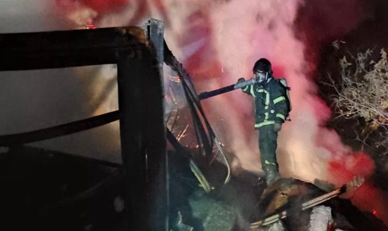Após quase 12h de operação, chamas de carreta que pegou fogo em acidente na Bahia são debeladas