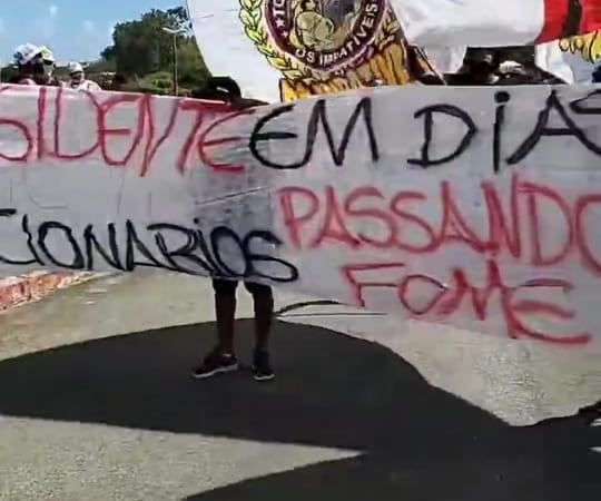 Com ‘enterro simbólico’, organizada do Vitória protesta no Barradão