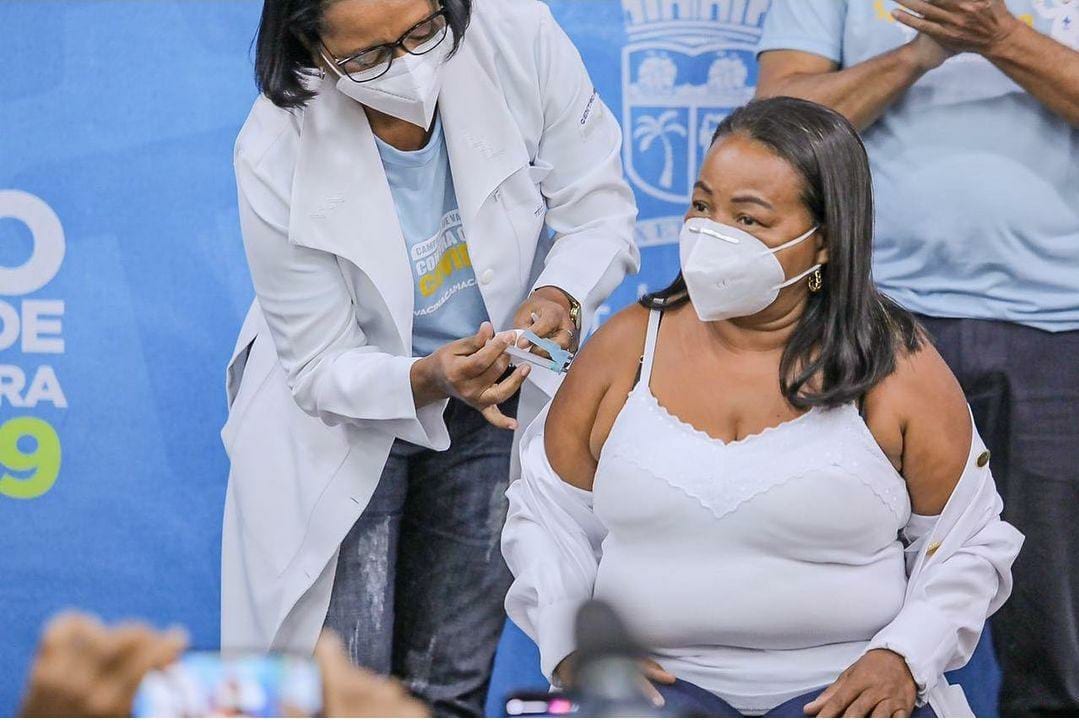 Técnica de enfermagem é a primeira pessoa vacinada contra a Covid-19 em Camaçari