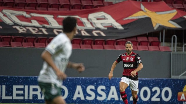 Flamengo vence o Palmeiras e segue vivo na briga pelo título brasileiro