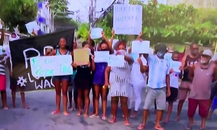 Salvador: grupo protesta contra morte de jovem de 19 anos, na Boca do Rio