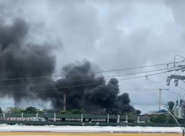 Incêndio em garagem de ônibus destrói veículos em Salvador