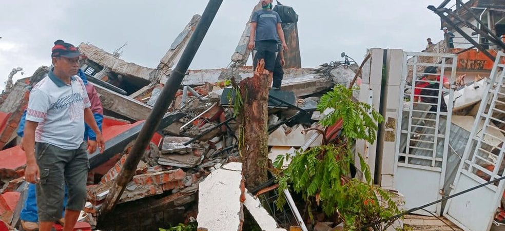 Terremoto causa desabamento de hospital na Indonésia