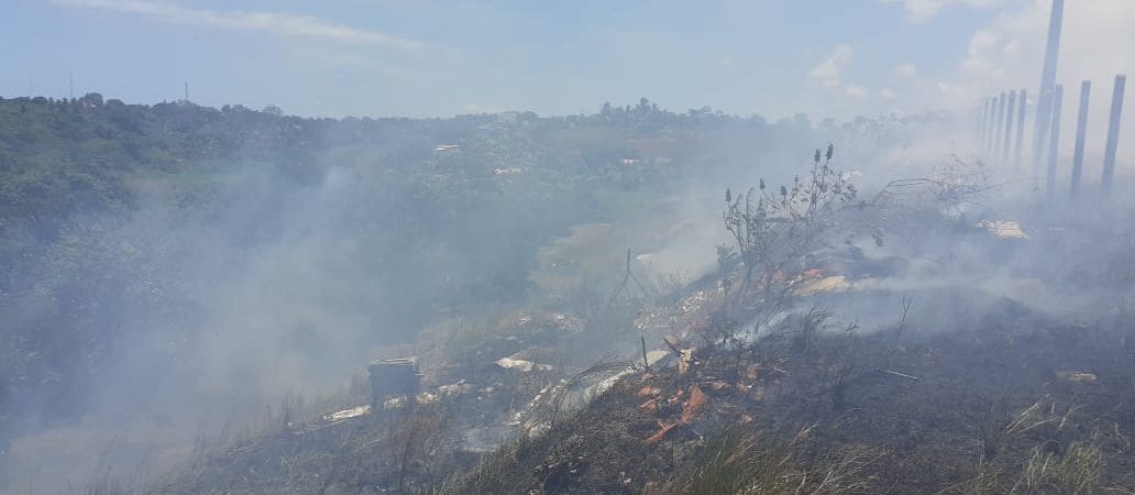 Camaçari: Incêndio atinge vegetação no Condomínio Caminho do Mar
