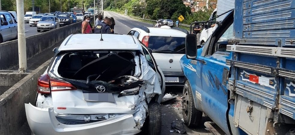 Salvador: Engavetamento envolvendo ao menos sete carros ocorre na BR-324