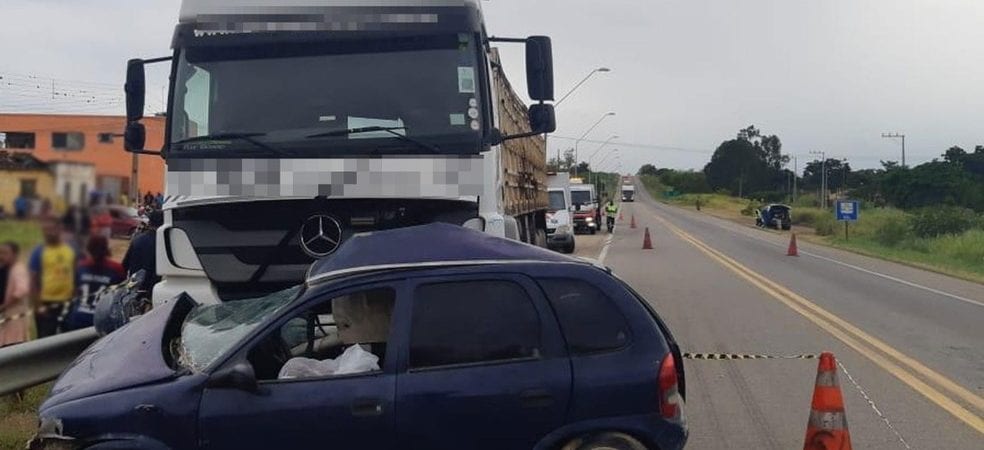 Vitória da Conquista: Motorista morre após seu carro bater em carreta