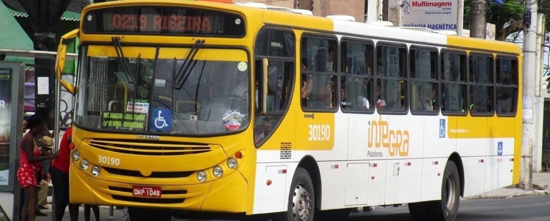Cinco pessoas são baleadas durante assalto a ônibus na BR-324, em Salvador