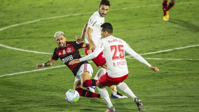 Flamengo fica no empate com o Bragantino e deixa liderança escapar