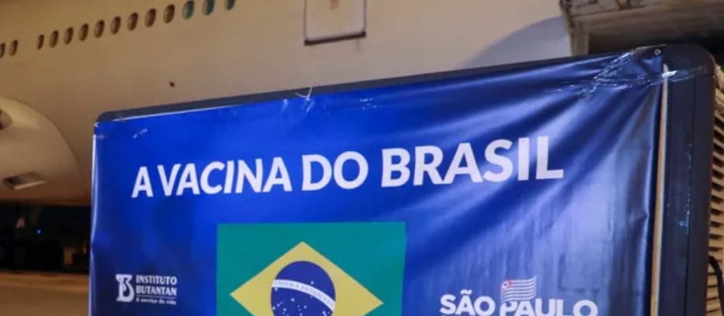 Insumos para produção de 8,6 milhões de doses da CoronaVac chegam ao Brasil