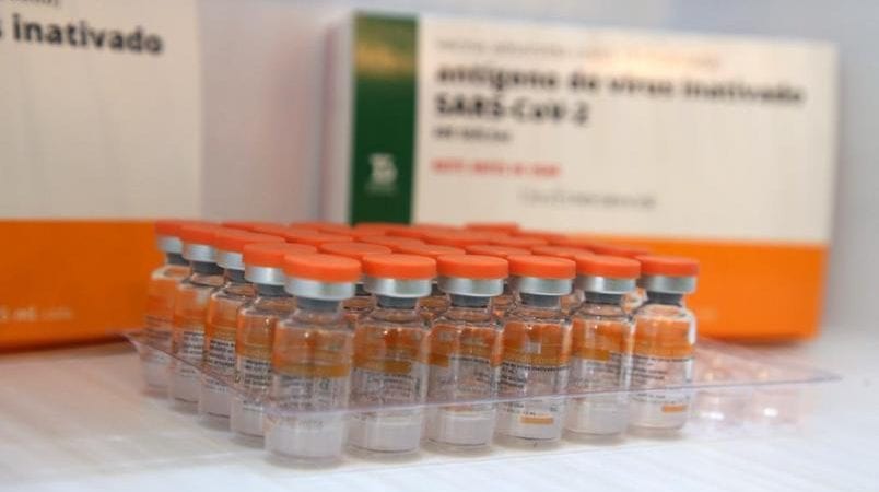9,5 milhões de doses de Pfizer e CoronaVac estão paradas no centro de distribuição, assume Ministério da Saúde