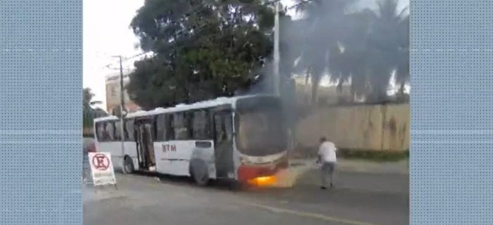 Passageiros ficam assustados após ônibus pegar fogo em Lauro de Freitas