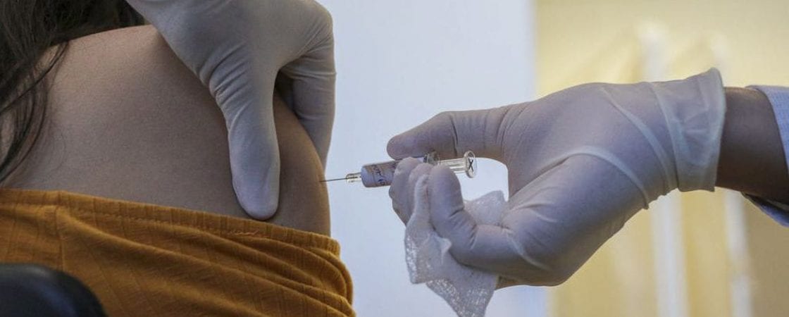 Trabalhadores que se recusarem a tomar vacina poderão ser demitidos por justa causa, diz MPT