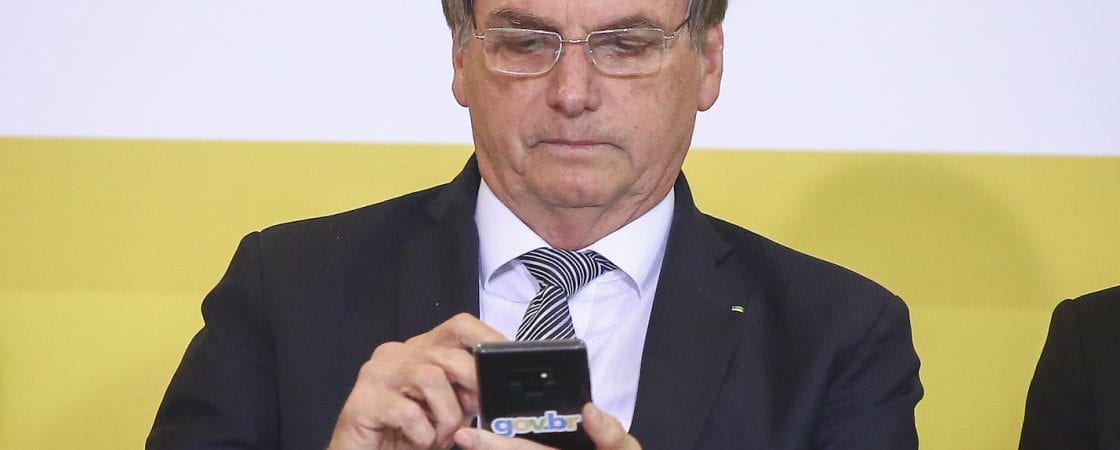 Bolsonaro adota medida que dificulta remoção de fake news das redes sociais; entenda