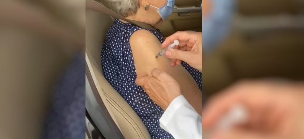 Vídeo: Profissional de saúde finge vacinar idosa e não injeta imunizante