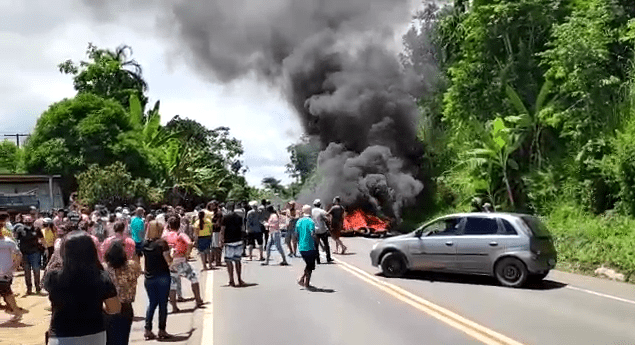 Após prorrogação do ‘lockdown’, comerciantes protestam na BR 101