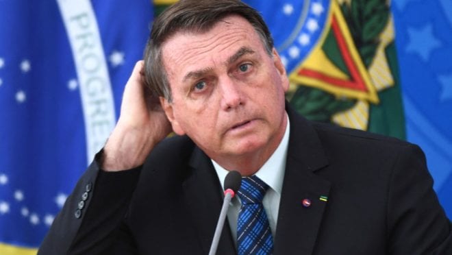 Bolsonaro insinua que China faz guerra química com Covid