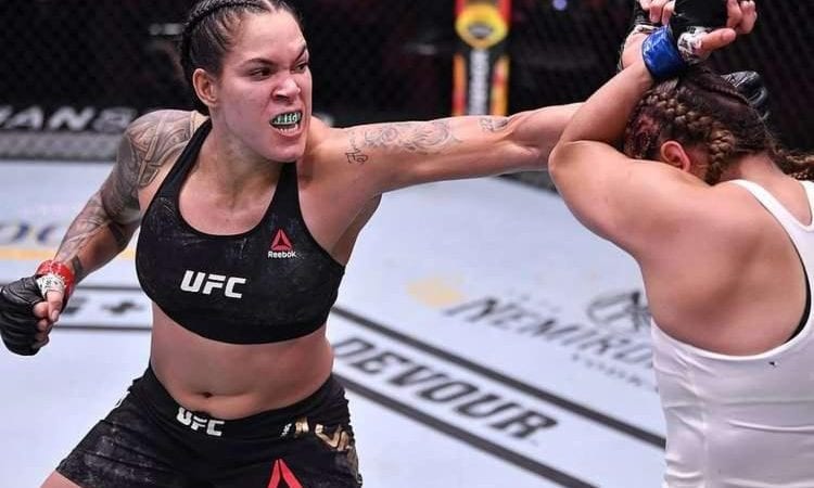 Como leoa, Amanda Nunes segura cinturão do UFC