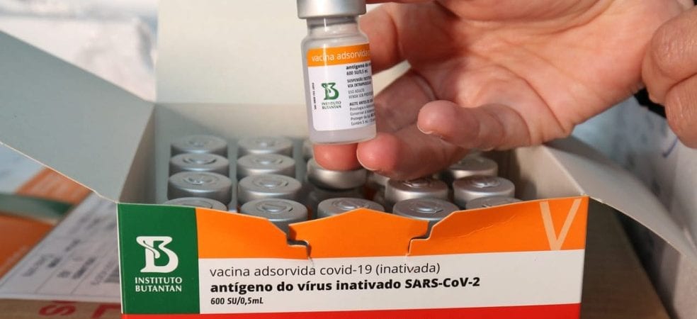 Governo estuda necessidade de 3ª dose da CoronaVac em moradores de Salvador e São Paulo