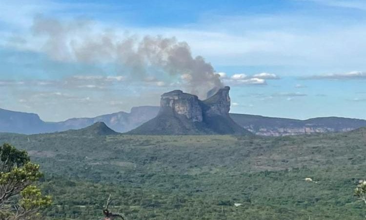 Fogo na Chapada: Incêndio florestal atinge Morro do Camelo