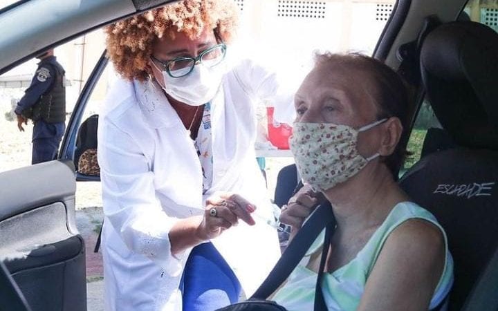 Lauro de Freitas vacina idosos com 67 anos até às 14h deste domingo