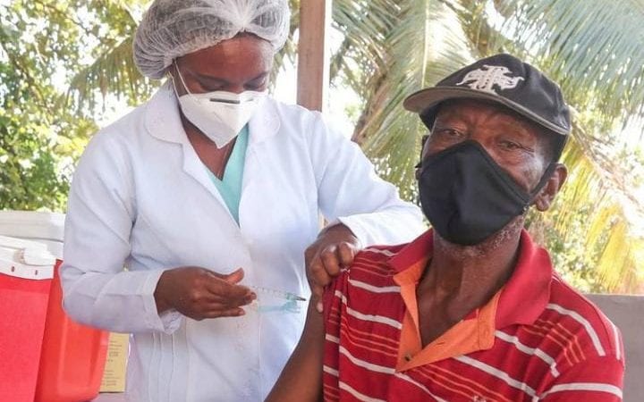 Lauro de Freitas: Idosos de 62 anos são vacinados contra Covid-19