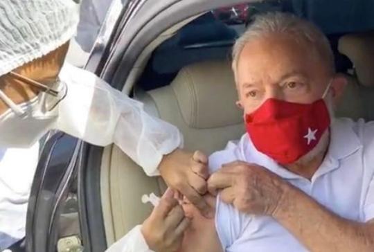 Lula é vacinado em São Paulo na manhã de hoje