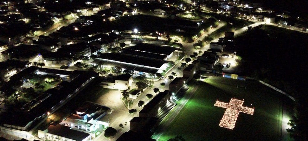 Luz de velas: Jovens baianos fazem homenagem à vidas perdidas para Covid-19