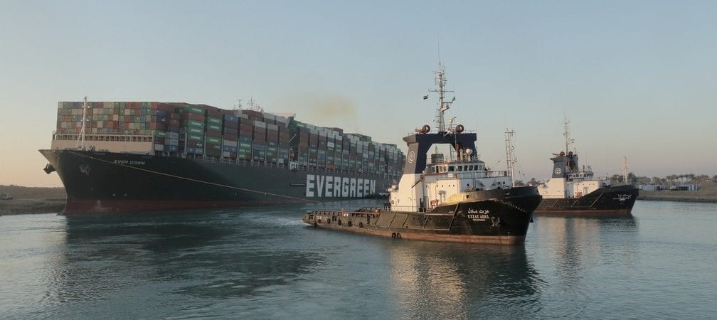 Navio encalhado no Canal de Suez volta a flutuar após seis dias