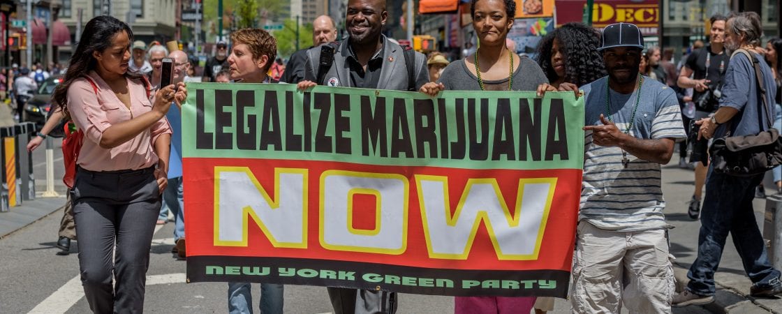 Nova York aprova legalização da maconha, ativistas esperam menos injustiças sociais