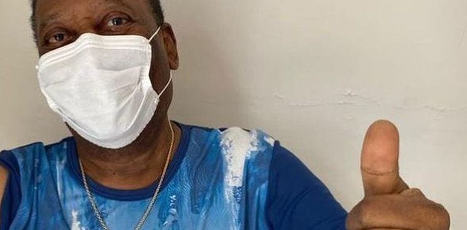 Pelé faz cirurgia para retirada de tumor