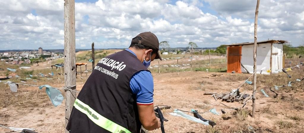 PM e Sedur realizam desocupação no Morro da Manteiga em Camaçari