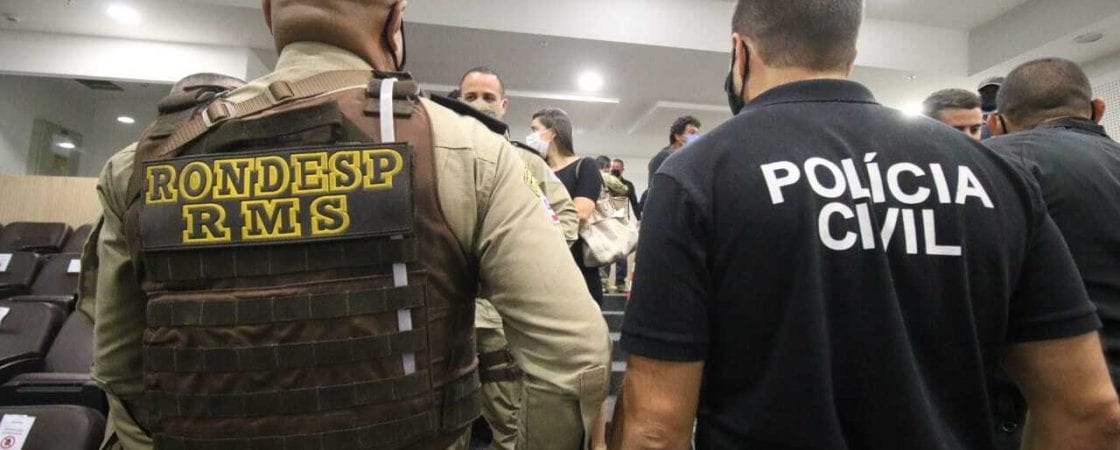 Polícia cumpre mandados contra facções na Região Metropolitana de Salvador e extremo Sul da BA