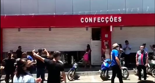 URGENTE: Em protesto, comerciantes abrem lojas em Camaçari e vão até prefeitura