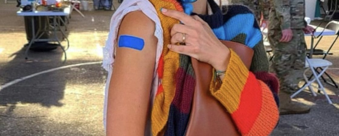 Aos 42 anos, Carolina Dieckmann é vacinada contra a Covid-19 nos EUA