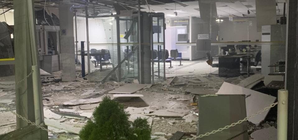 Bandidos explodem agência bancária em São Sebastião do Passé