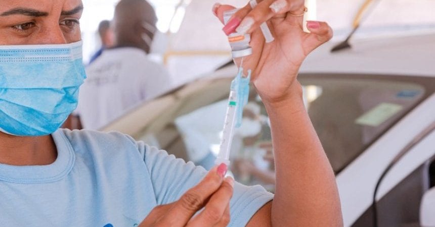 Camaçari: Trabalhadores da Educação e outros grupos são vacinados contra a Covid-19 no sábado