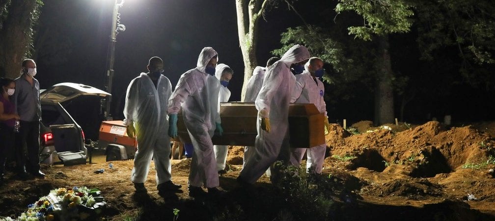 Covid-19 e colapso funerário: Corpos são levados por vans escolares para serem enterrados em SP