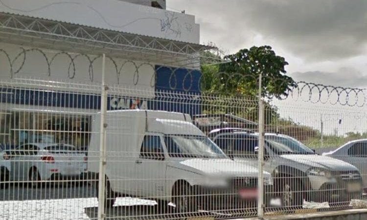 Criminosos fazem refém e explodem agência da Caixa em Salvador