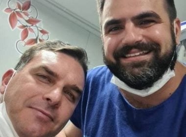 Flávio Bolsonaro se acidenta com quadriciclo em praia do Ceará e é atendido em UPA