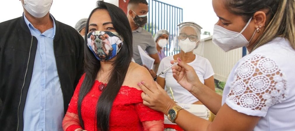 Prefeita de Lauro de Freitas é vacinada contra a Covid-19: ‘Foi difícil segurar a emoção’