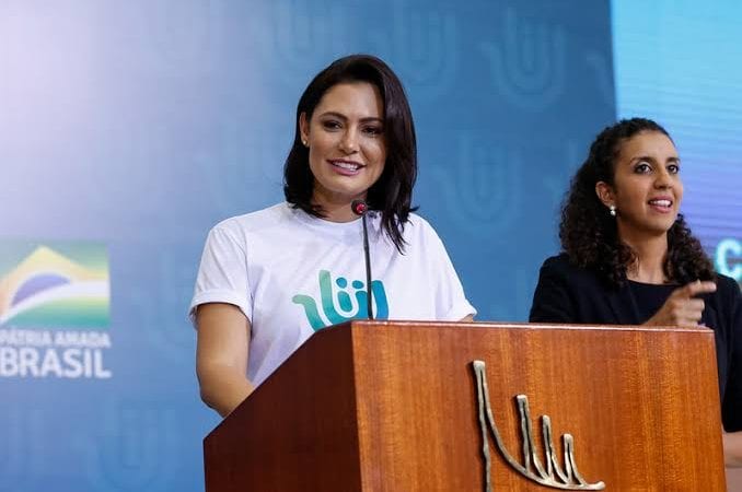 Programa Pátria Voluntária, de Michelle Bolsonaro, gasta mais com publicidade do que arrecada