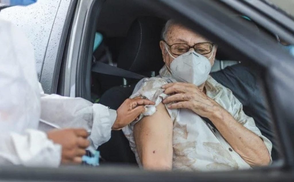 Vacinação contra a Covid-19 em idosos (Foto: Prefeitura de Salvador)