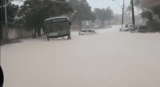 Terça chuvosa deixa Dias d’Ávila debaixo d’água
