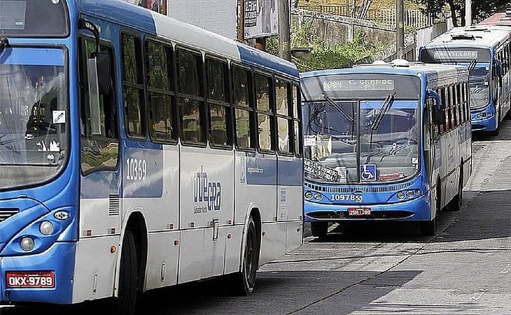 Mulher é assaltada dentro de ônibus em Salvador