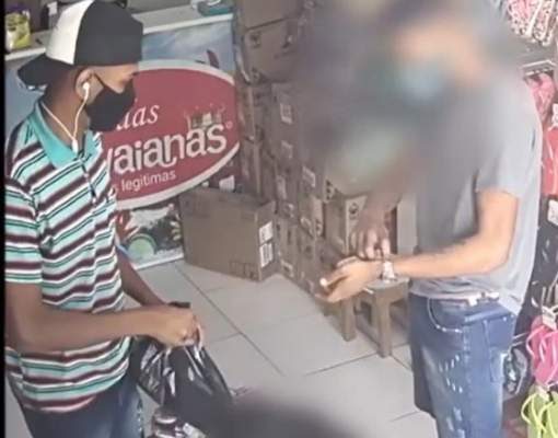 Vídeo: Homem obriga vendedora a anotar senha do celular durante assalto a  loja de Salvador - BAHIA NO AR