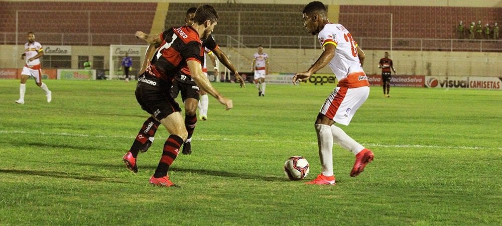 Juazeirense arranca empate do Vitória no Adauto Morais