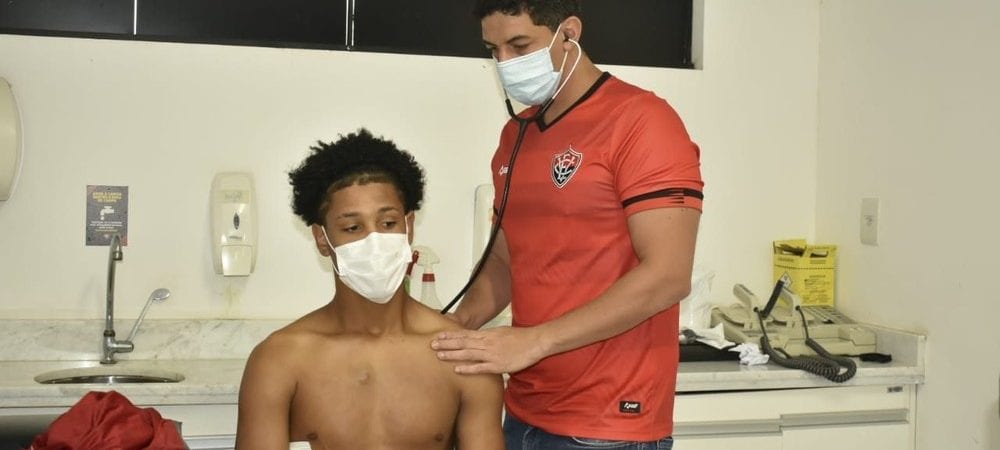 Zagueiro do Vitória baleado em tentativa de assalto recebe alta: “Graças a Deus estou muito bem”