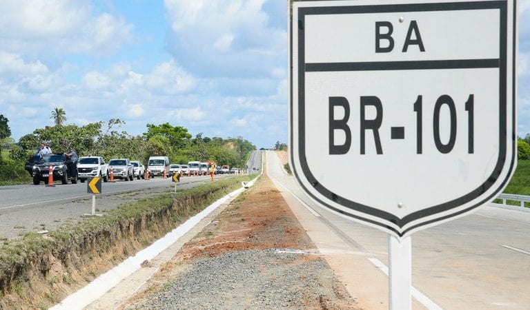 Acidente entre carro e moto deixa duas pessoas mortas no sul da Bahia