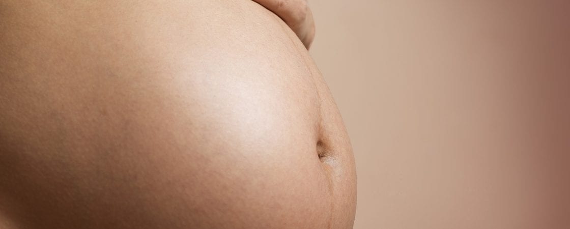 AstraZeneca suspensa: Vacinação em grávidas deve ser feita apenas com CoronaVac e Pfizer