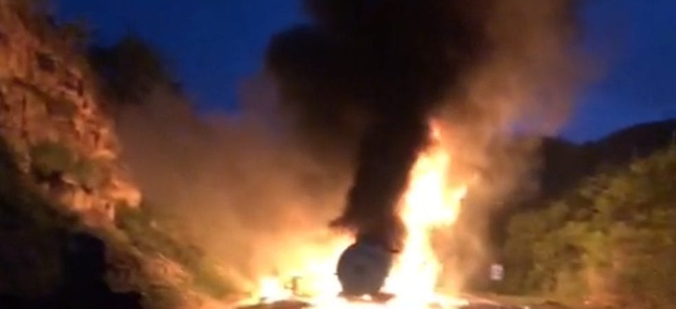 Bahia: Três carretas e um carro pegam fogo após colisão na BR-116